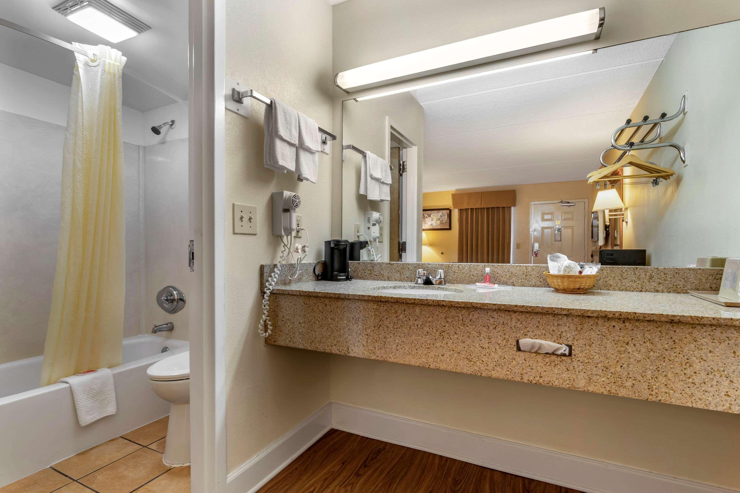 Econo Lodge Inn & Suites Lugoff Bagian luar foto